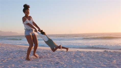 nackte frauen am strand|Frauen Am Strand